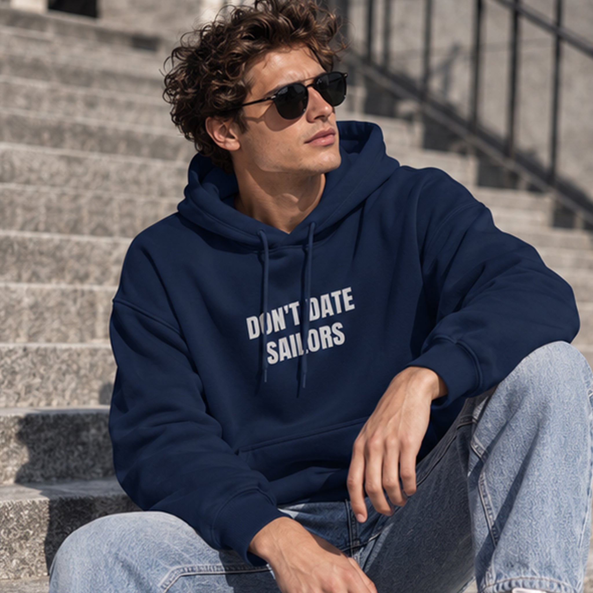 Sailor Hoodie – Lacivert – model üzerinde ön görünüm
