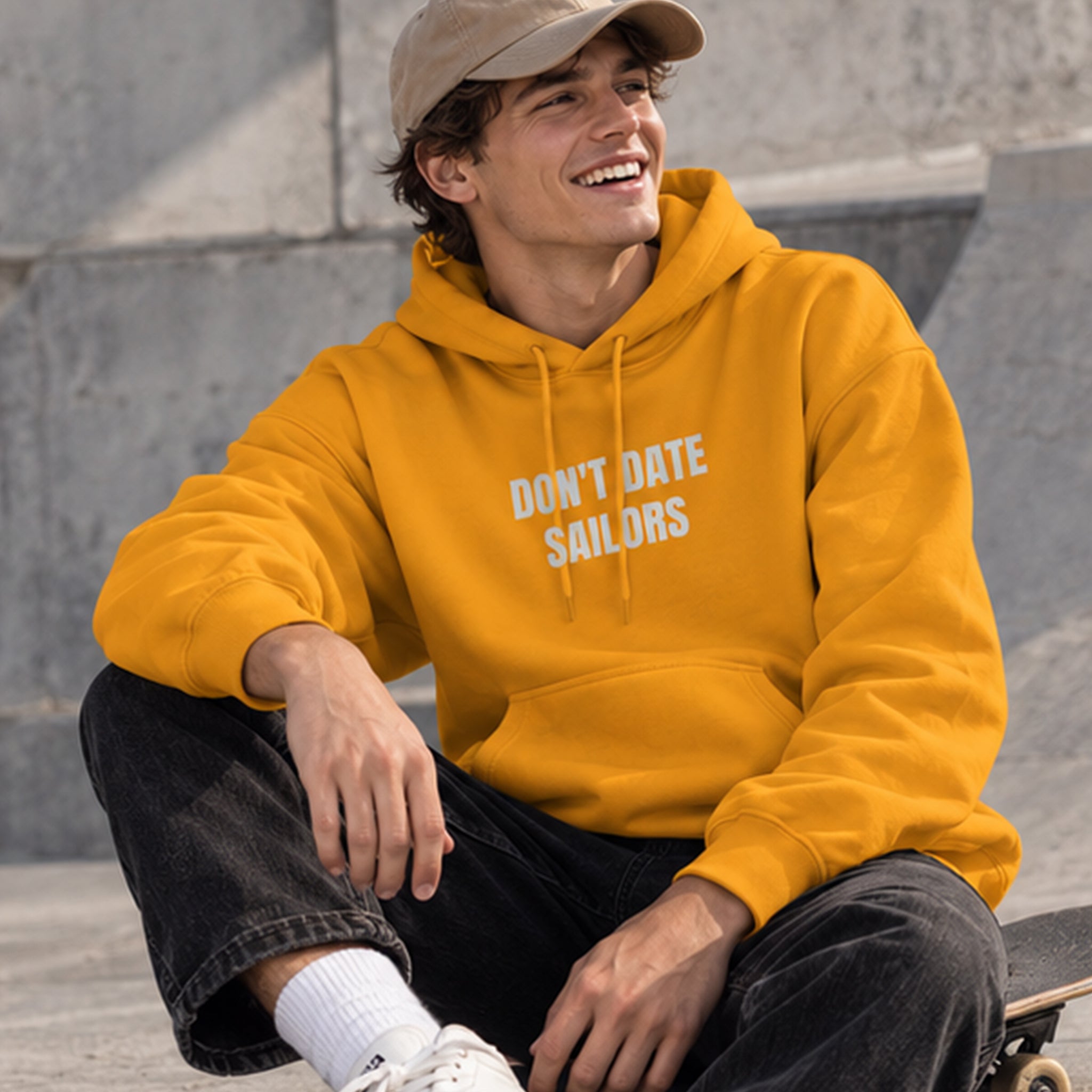 Sailor Hoodie – Turuncu – model üzerinde ön görünüm