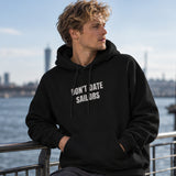 Sailor Hoodie – Siyah – model üzerinde ön görünüm