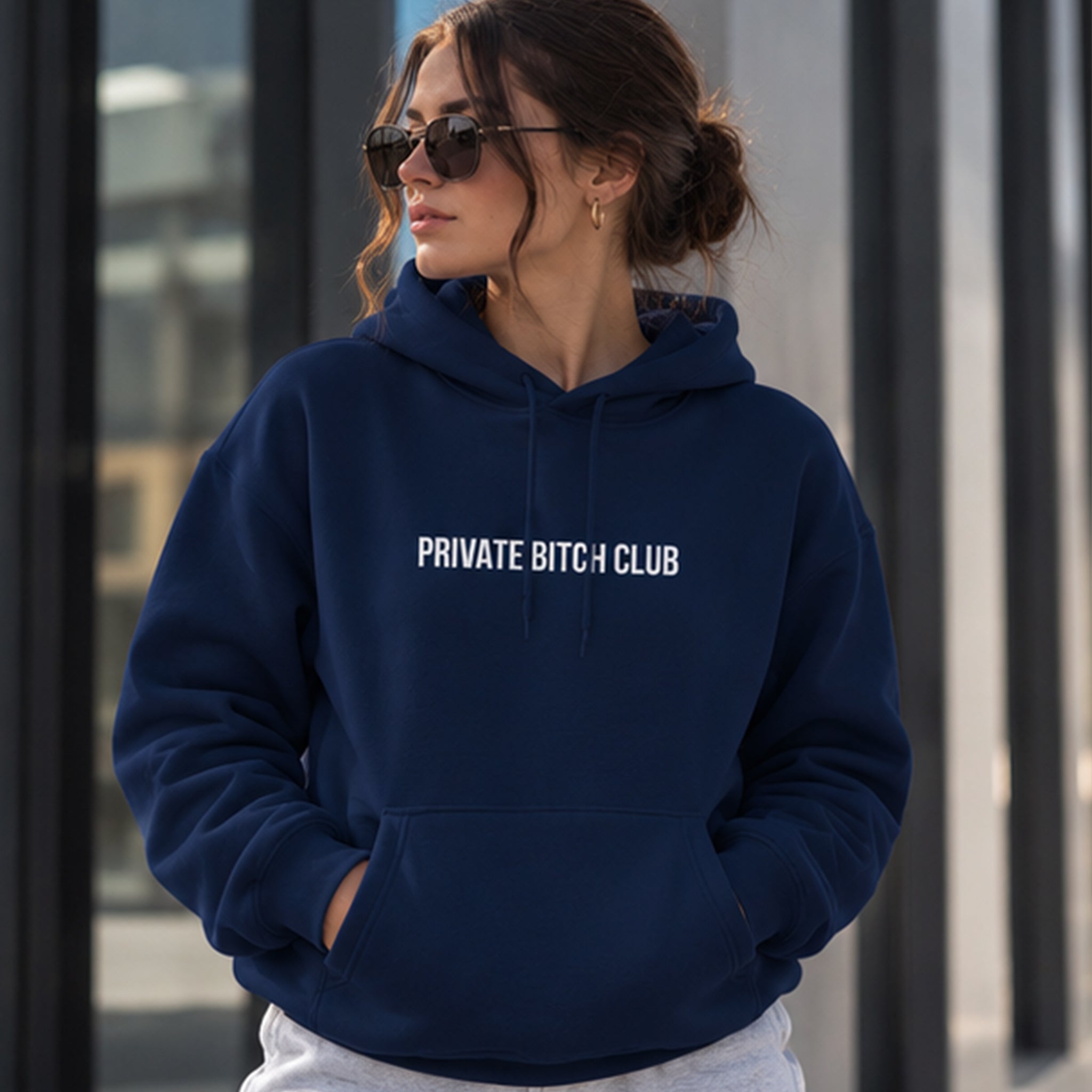 Private Bitch Club Hoodie – Lacivert – model üzerinde ön görünüm
