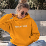 Private Bitch Club Hoodie – Turuncu – model üzerinde ön görünüm