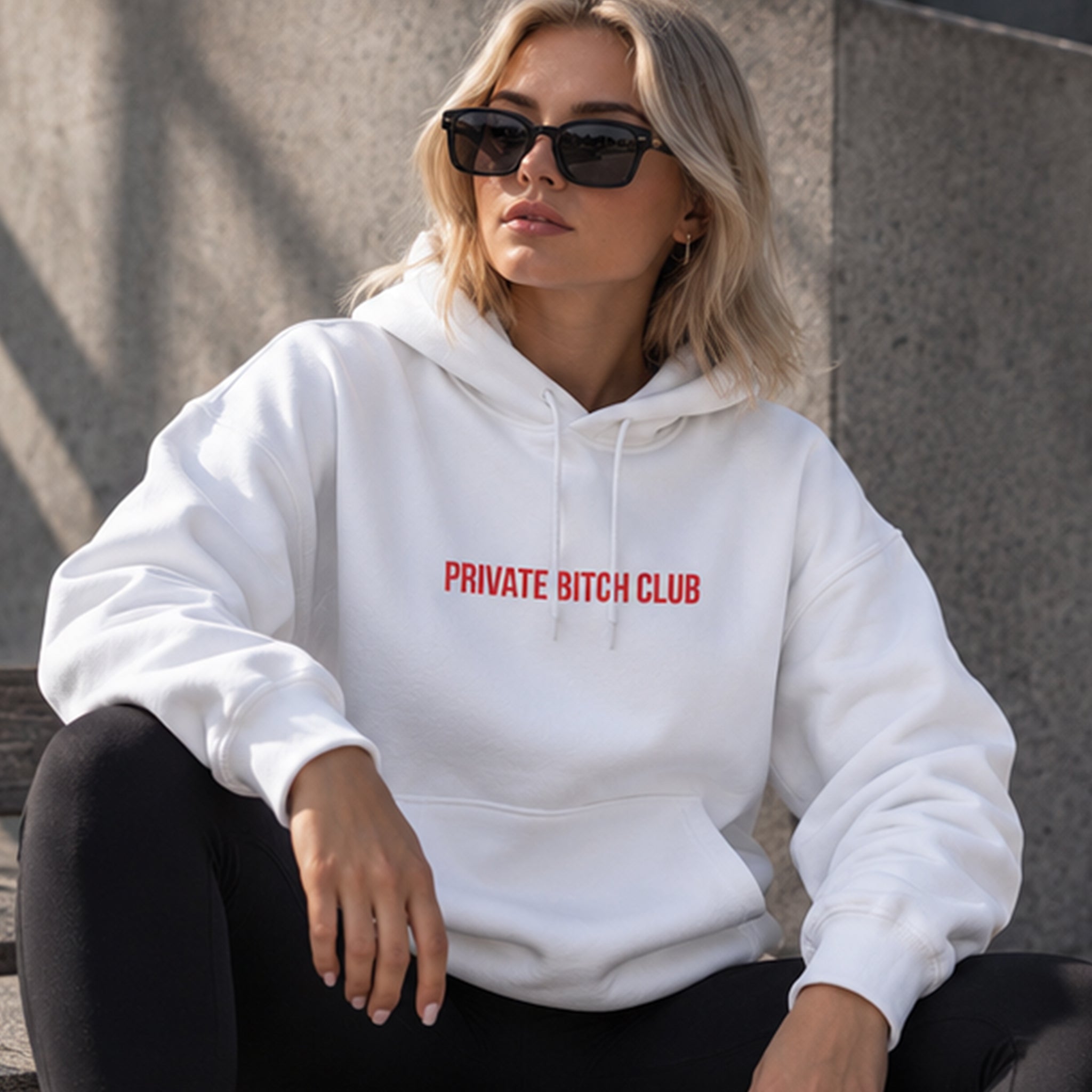 Private Bitch Club Hoodie – Beyaz – model üzerinde ön görünüm