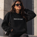 Private Bitch Club Hoodie – Siyah – model üzerinde ön görünüm