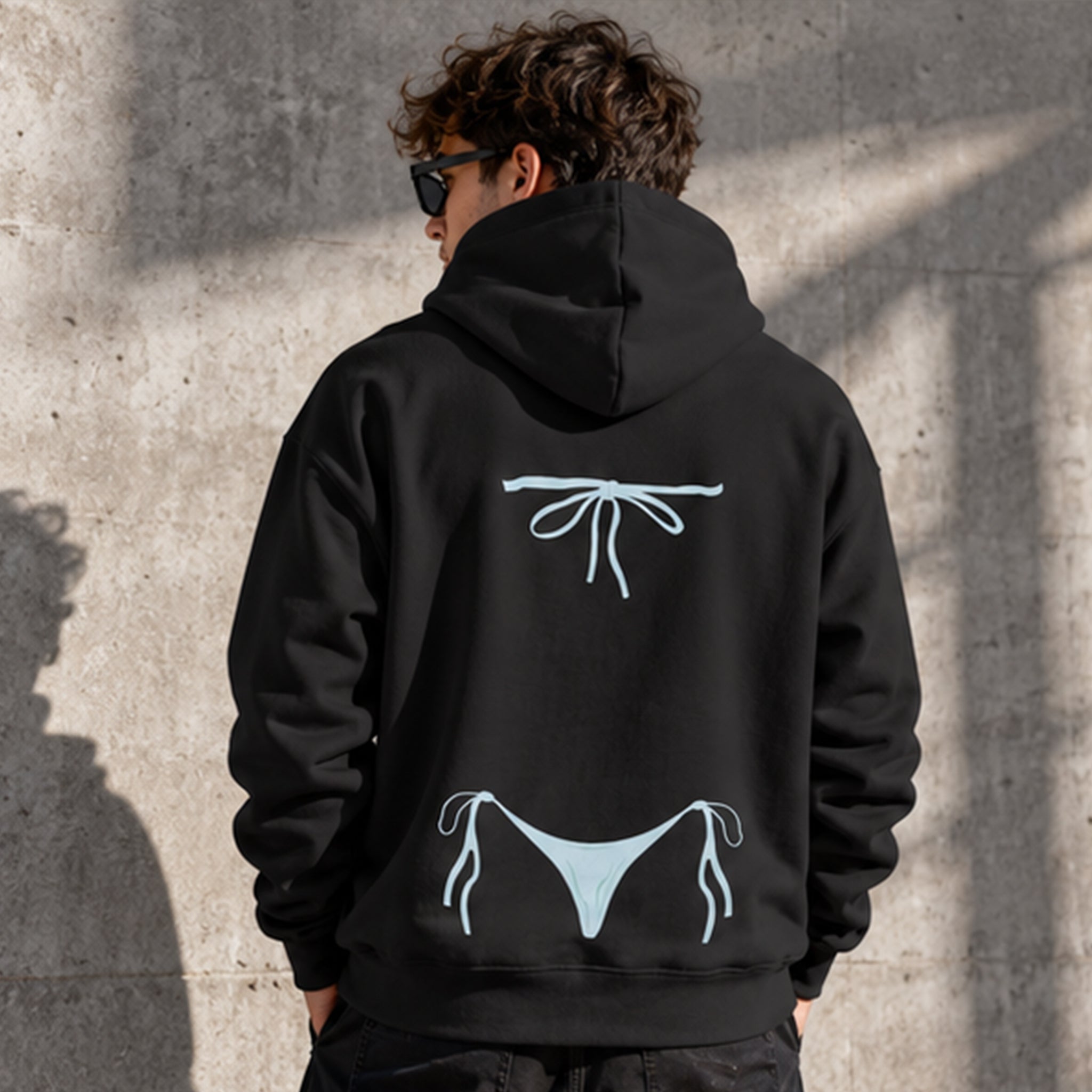 Blue Bikini Hoodie – Siyah – model üzerinde arka görünüm