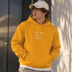 Sit On My Face Hoodie – Turuncu – model üzerinde ön görünüm