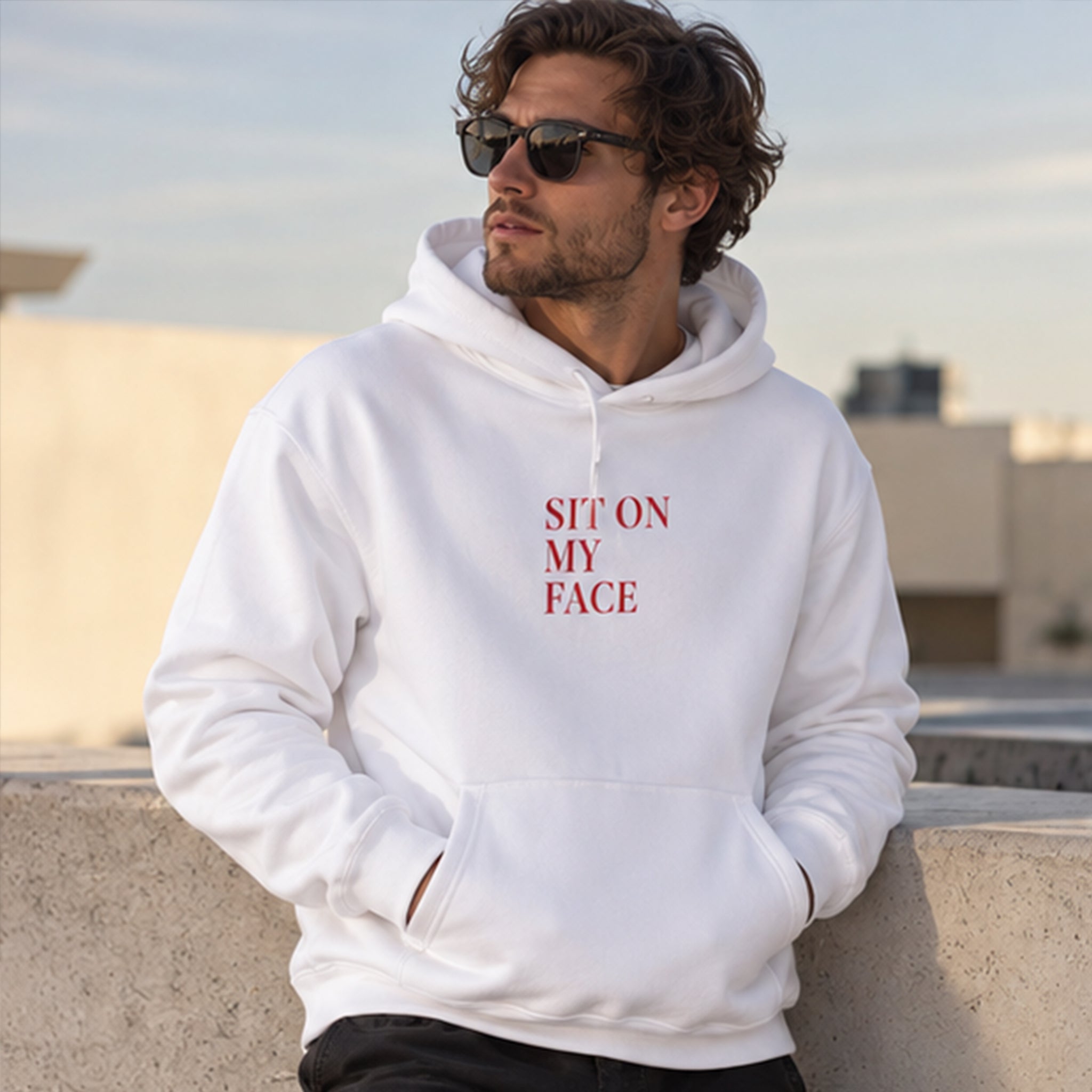 Sit On My Face Hoodie – Beyaz – model üzerinde ön görünüm