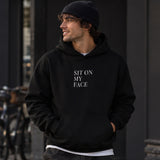 Sit On My Face Hoodie – Siyah – model üzerinde ön görünüm
