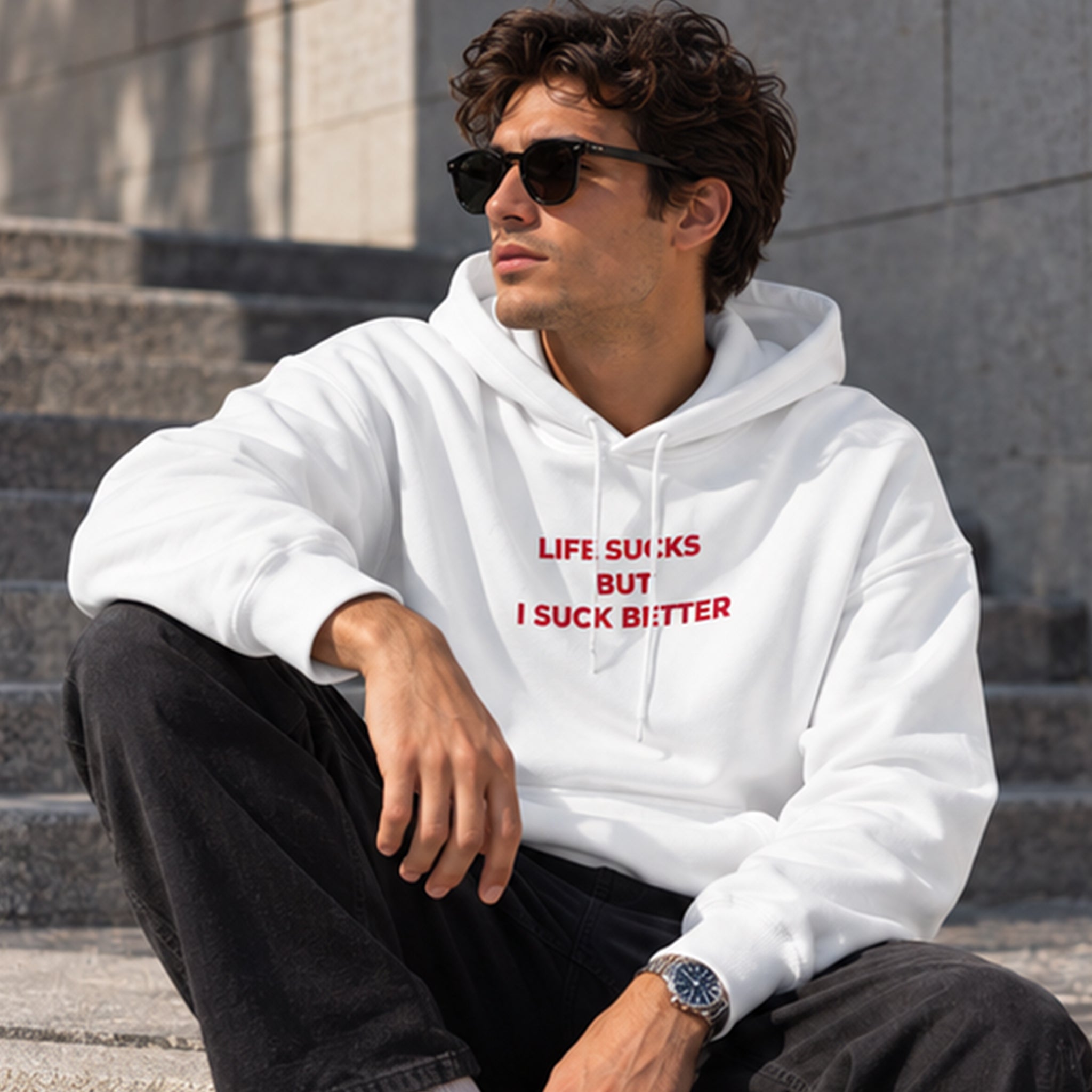 Life Sucks Hoodie – Beyaz – model üzerinde ön görünüm