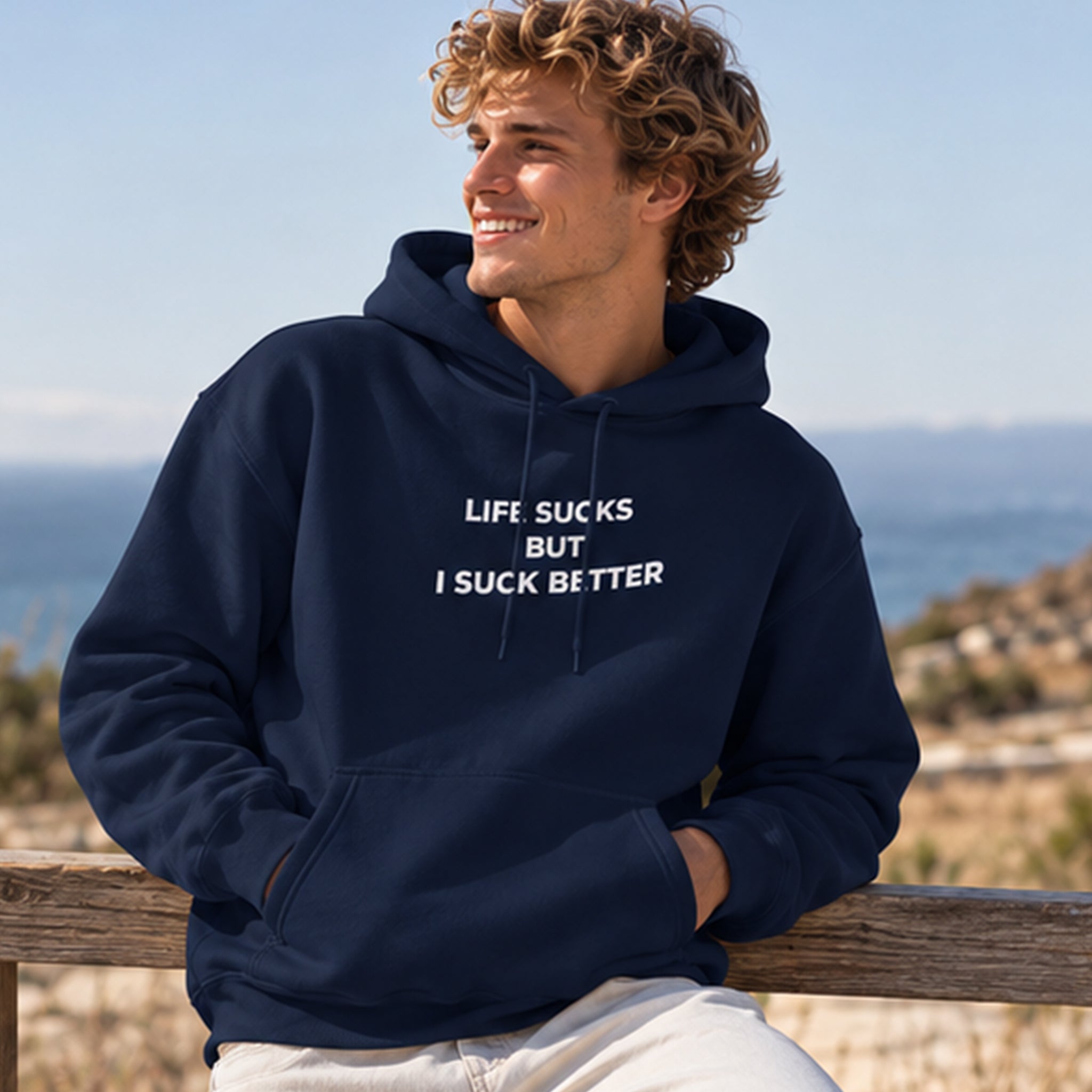 Life Sucks Hoodie – Lacivert – model üzerinde ön görünüm
