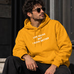 Life Sucks Hoodie – Turuncu – model üzerinde ön görünüm