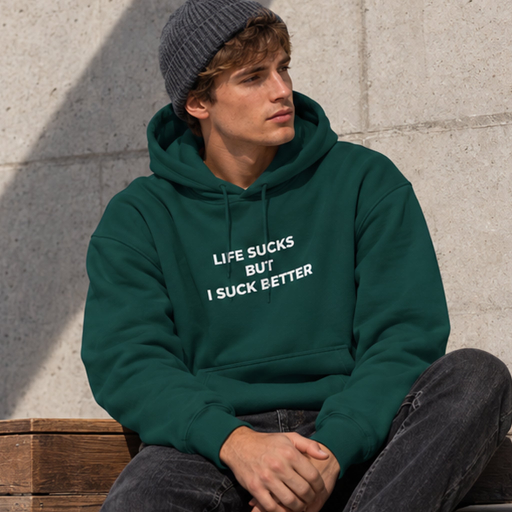 Life Sucks Hoodie – Koyu Yeşil – model üzerinde ön görünüm