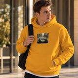 No Requests Hoodie – Turuncu – model üzerinde ön görünüm