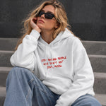 Stop Dating Hoodie – Beyaz – model üzerinde ön görünüm