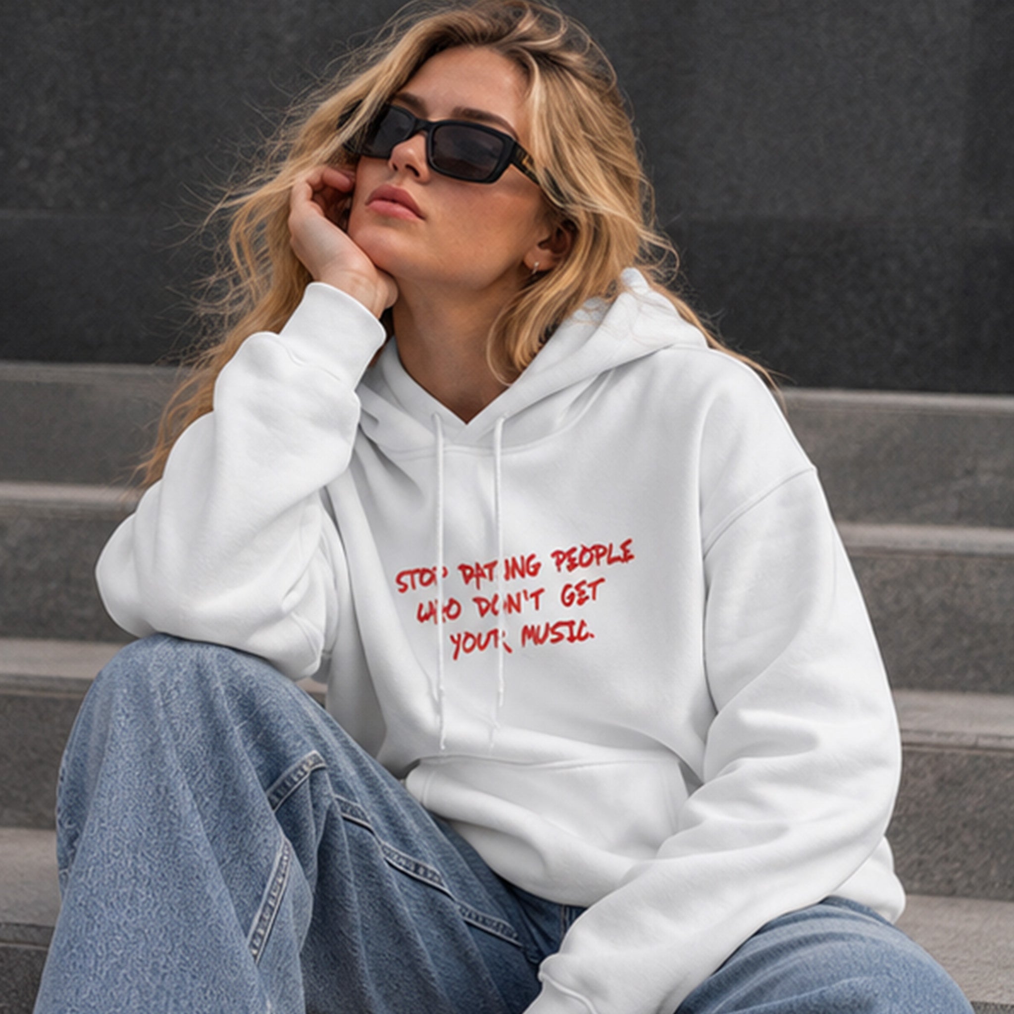 Stop Dating Hoodie – Beyaz – model üzerinde ön görünüm