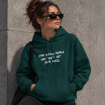 Stop Dating Hoodie – Koyu Yeşil – model üzerinde ön görünüm