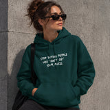 Stop Dating Hoodie – Koyu Yeşil – model üzerinde ön görünüm