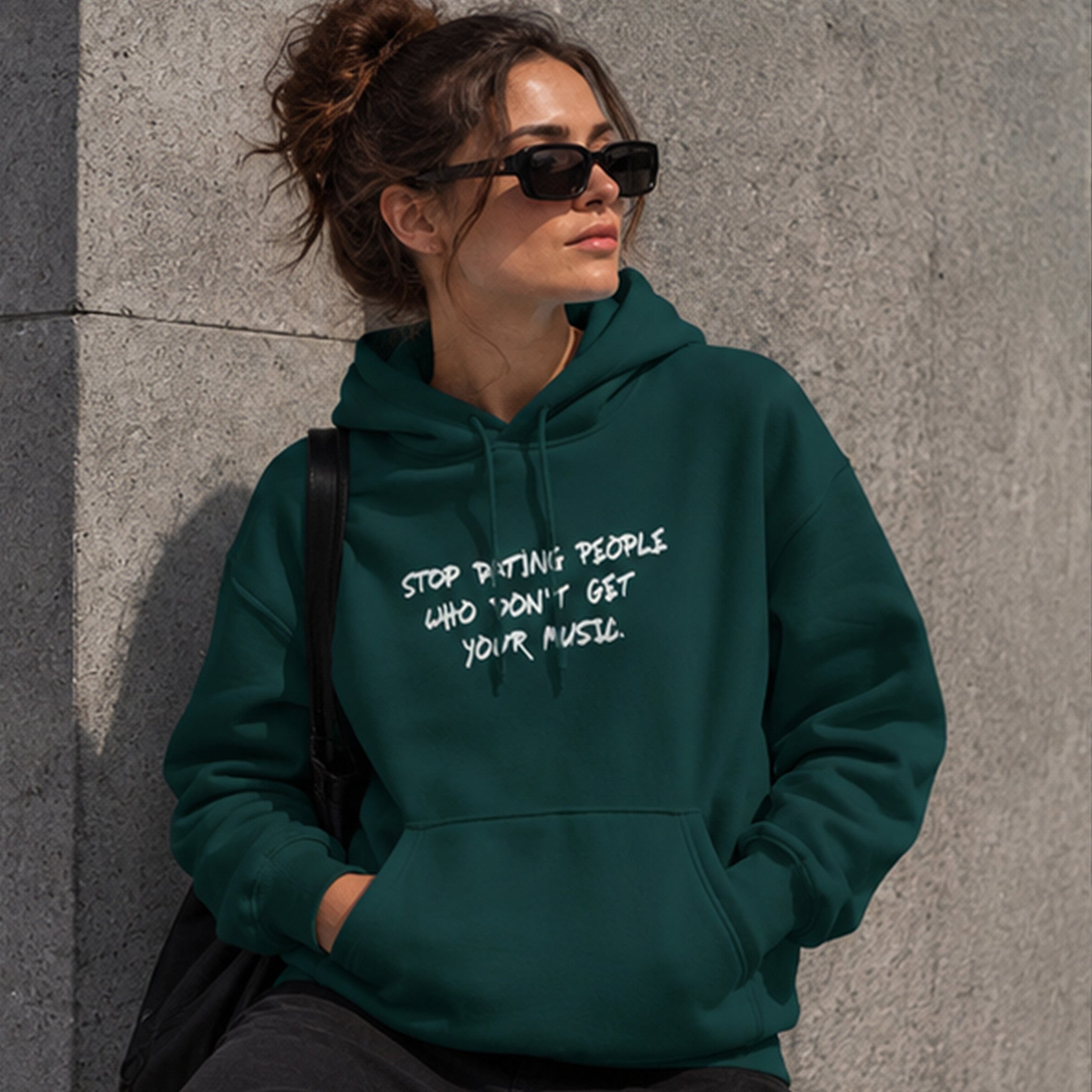 Stop Dating Hoodie – Koyu Yeşil – model üzerinde ön görünüm