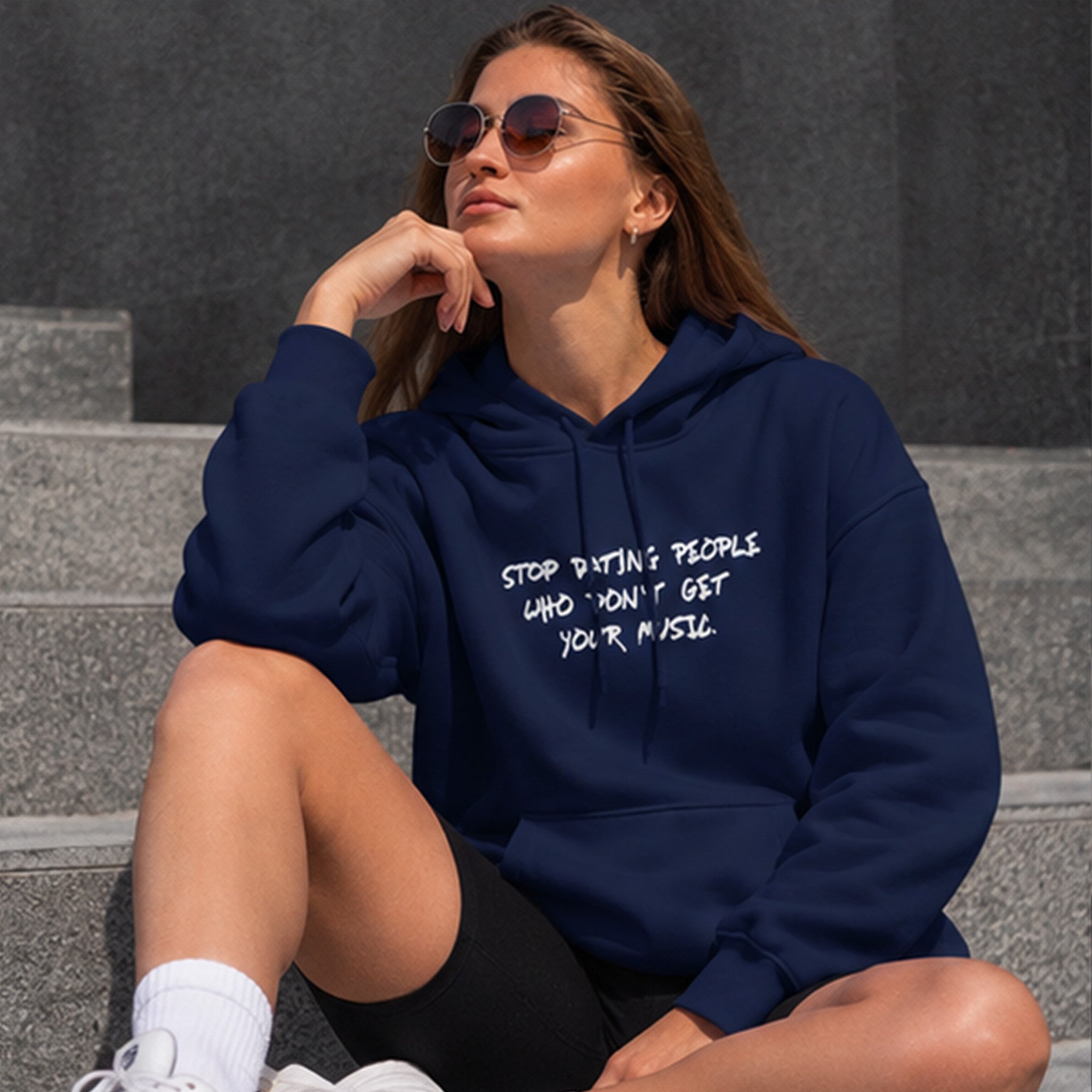 Stop Dating Hoodie – Lacivert – model üzerinde ön görünüm