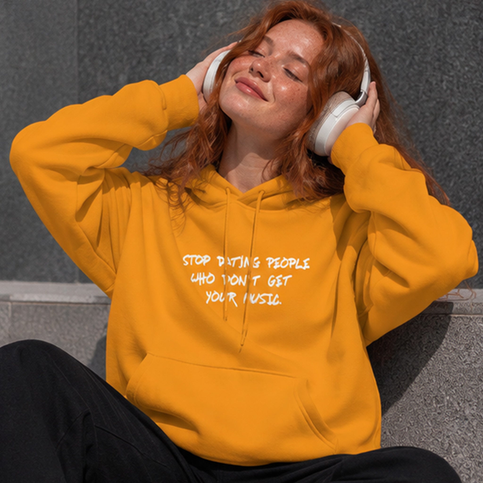 Stop Dating Hoodie – Turuncu – model üzerinde ön görünüm
