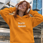 Toxic Queen Hoodie – Turuncu – model üzerinde ön görünüm