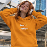 Toxic Queen Hoodie – Turuncu – model üzerinde ön görünüm
