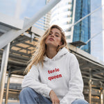 Toxic Queen Hoodie – Beyaz – model üzerinde ön görünüm