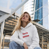 Toxic Queen Hoodie – Beyaz – model üzerinde ön görünüm