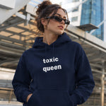 Toxic Queen Hoodie – Lacivert – model üzerinde ön görünüm
