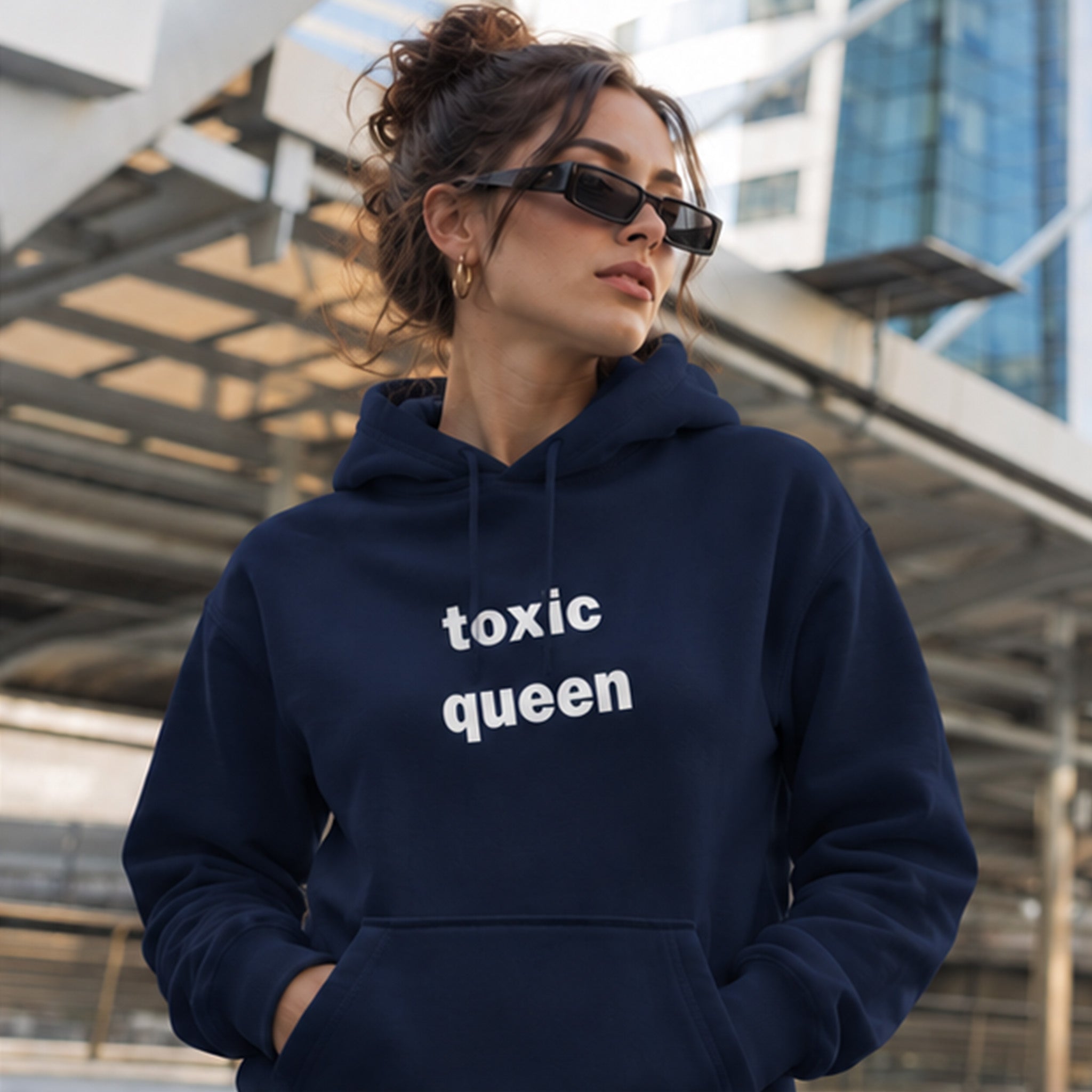 Toxic Queen Hoodie – Lacivert – model üzerinde ön görünüm