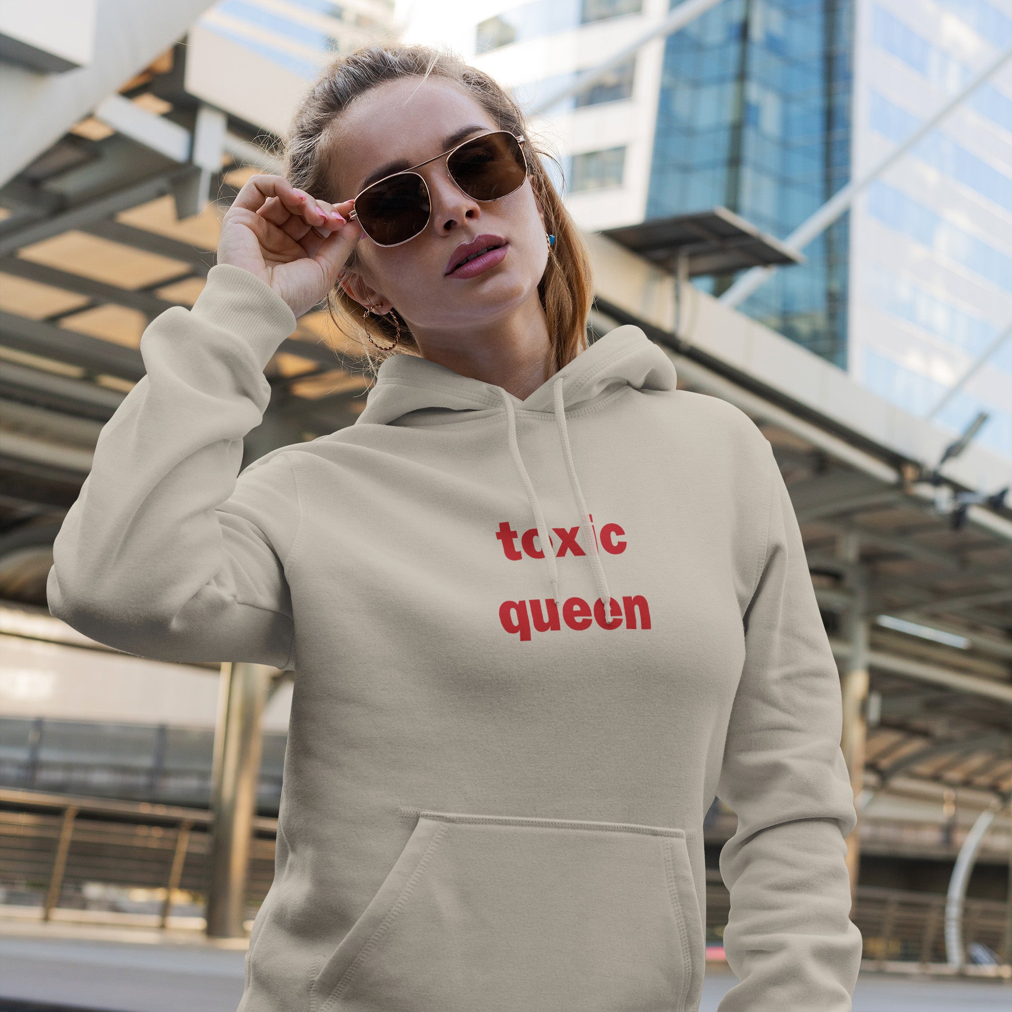 Toxic Queen Hoodie – Krem – model üzerinde ön görünüm