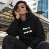 Toxic Queen Hoodie – Siyah – model üzerinde ön görünüm