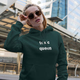 Toxic Queen Hoodie – Koyu Yeşil – model üzerinde ön görünüm