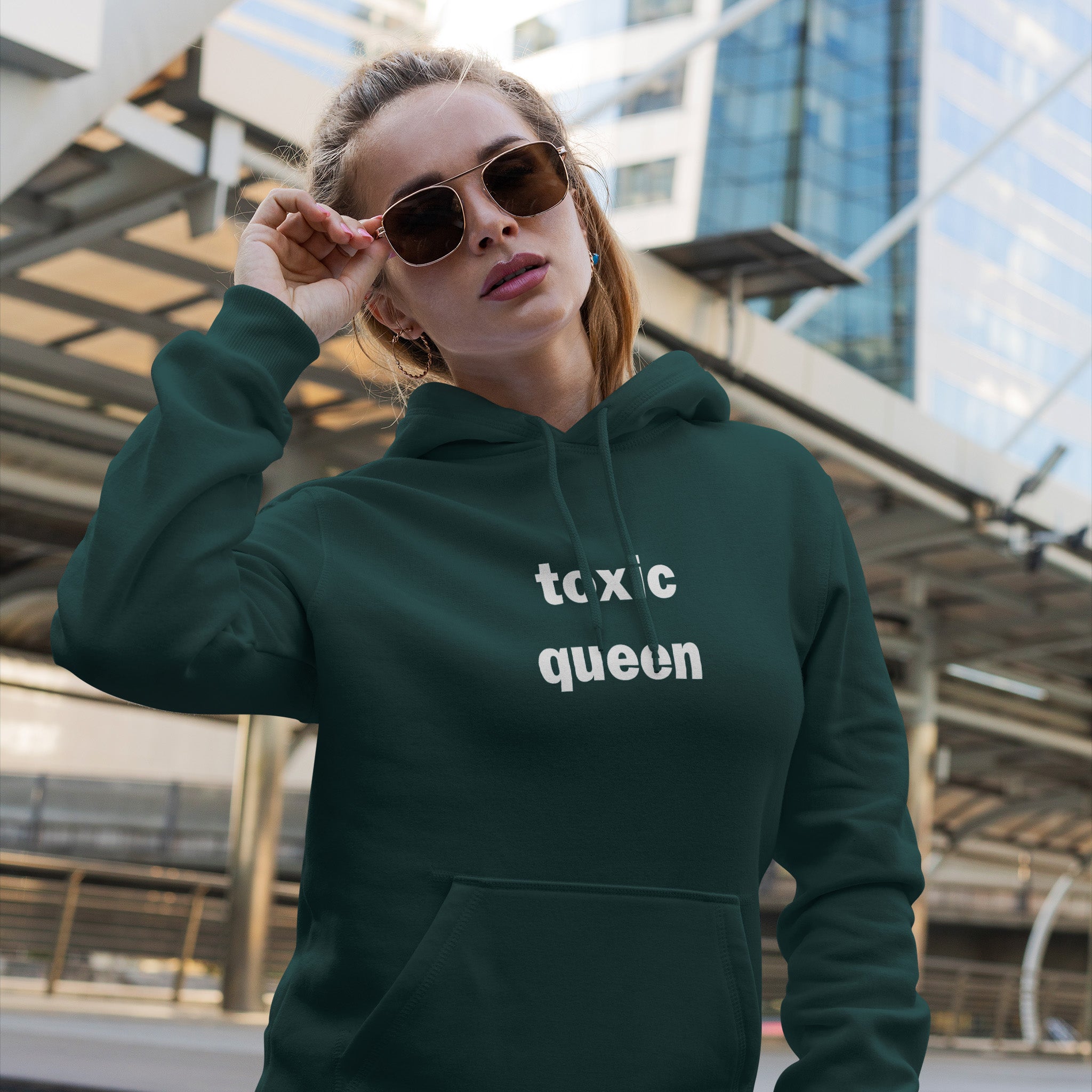 Toxic Queen Hoodie – Koyu Yeşil – model üzerinde ön görünüm