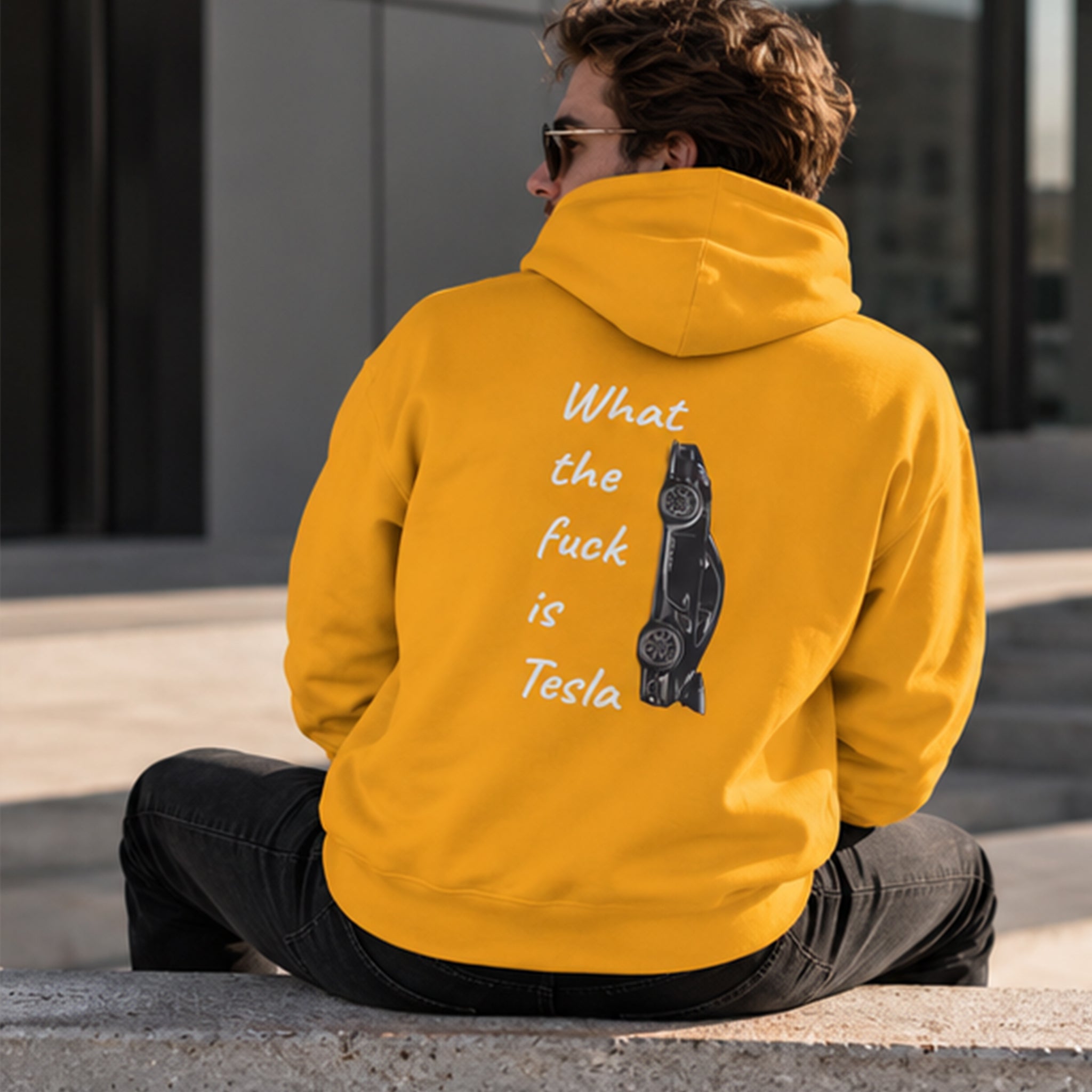 What The Fuck Is Tesla Hoodie – Turuncu – model üzerinde arka görünüm