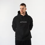 What The Fuck Is Tesla Hoodie – Siyah – model üzerinde ön görünüm