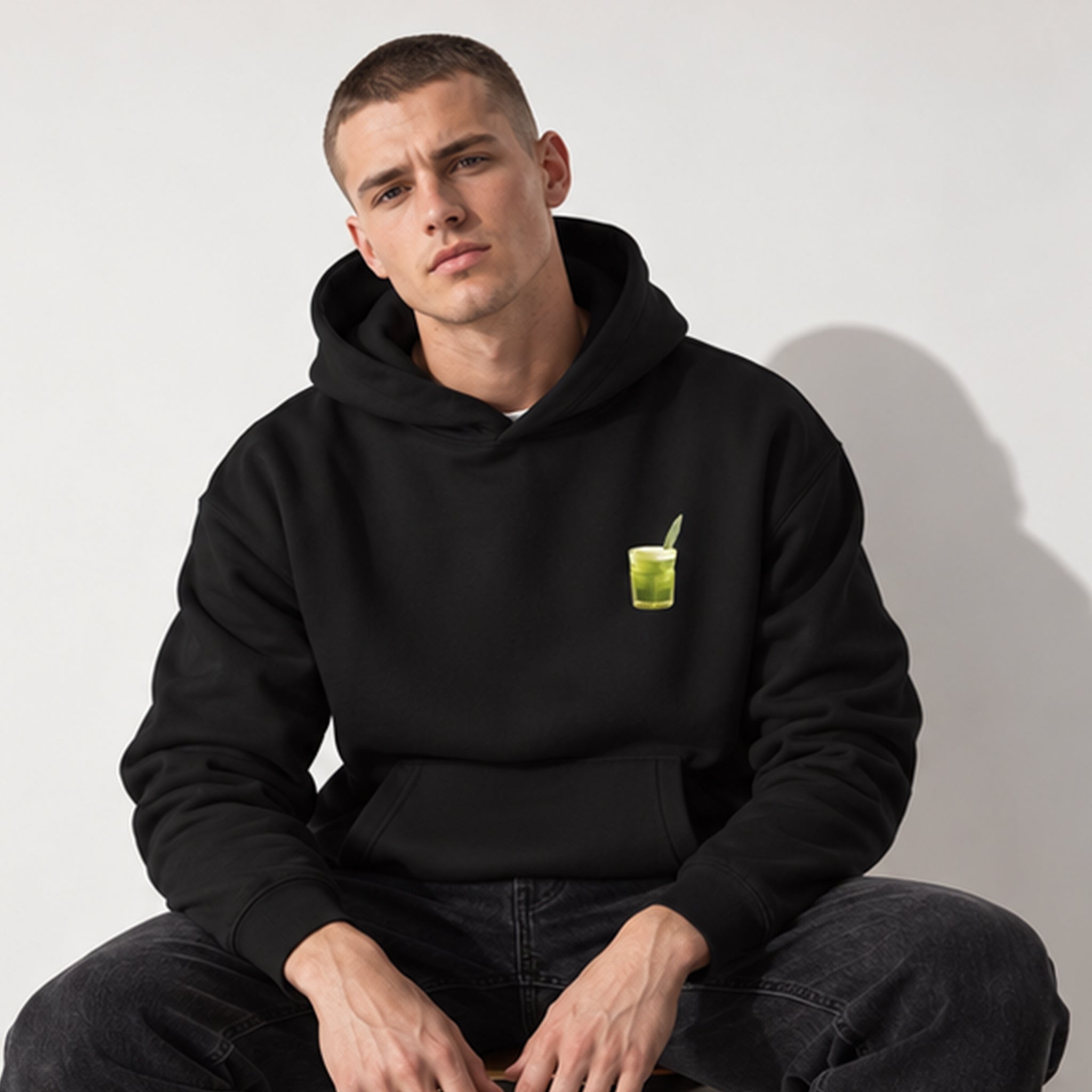 What The Fuck Is Kuzu Kulağı Hoodie – Siyah – model üzerinde ön görünüm