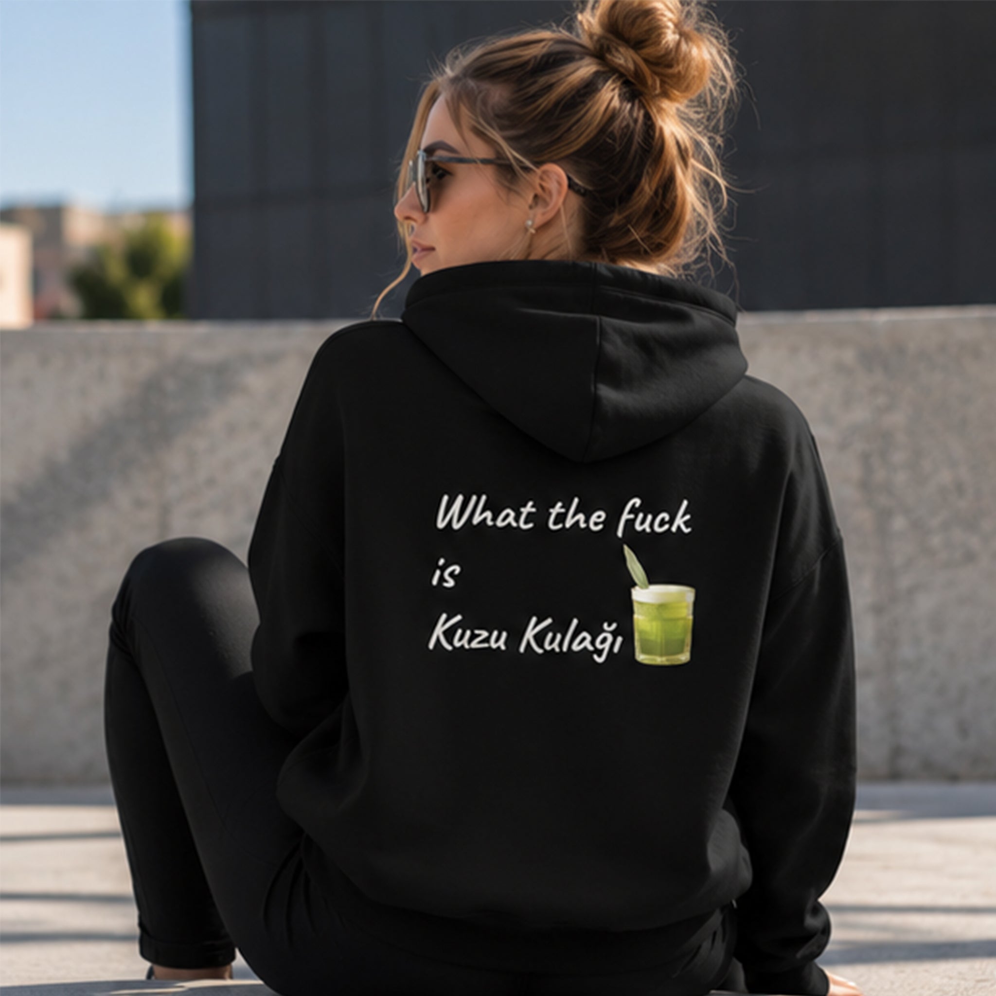 What The Fuck Is Kuzu Kulağı Hoodie – Siyah – model üzerinde arka görünüm