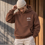 Monza Grand Prix Oversize Hoodie – Kahverengi – model üzerinde ön görünüm