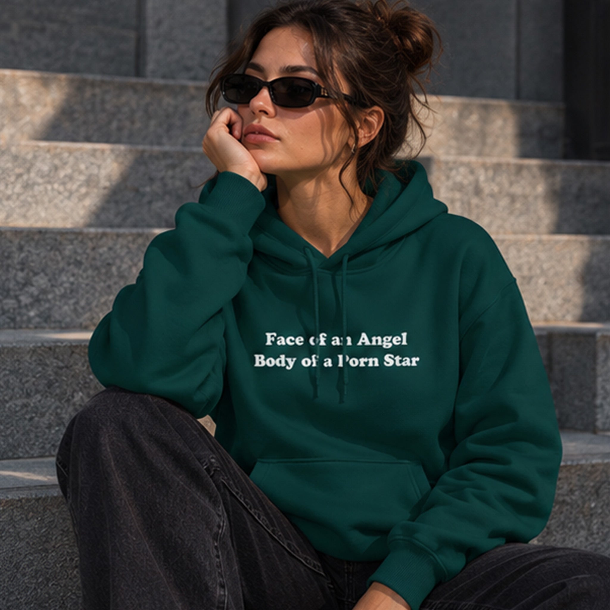 Face & Body Hoodie – Koyu Yeşil – model üzerinde ön görünüm