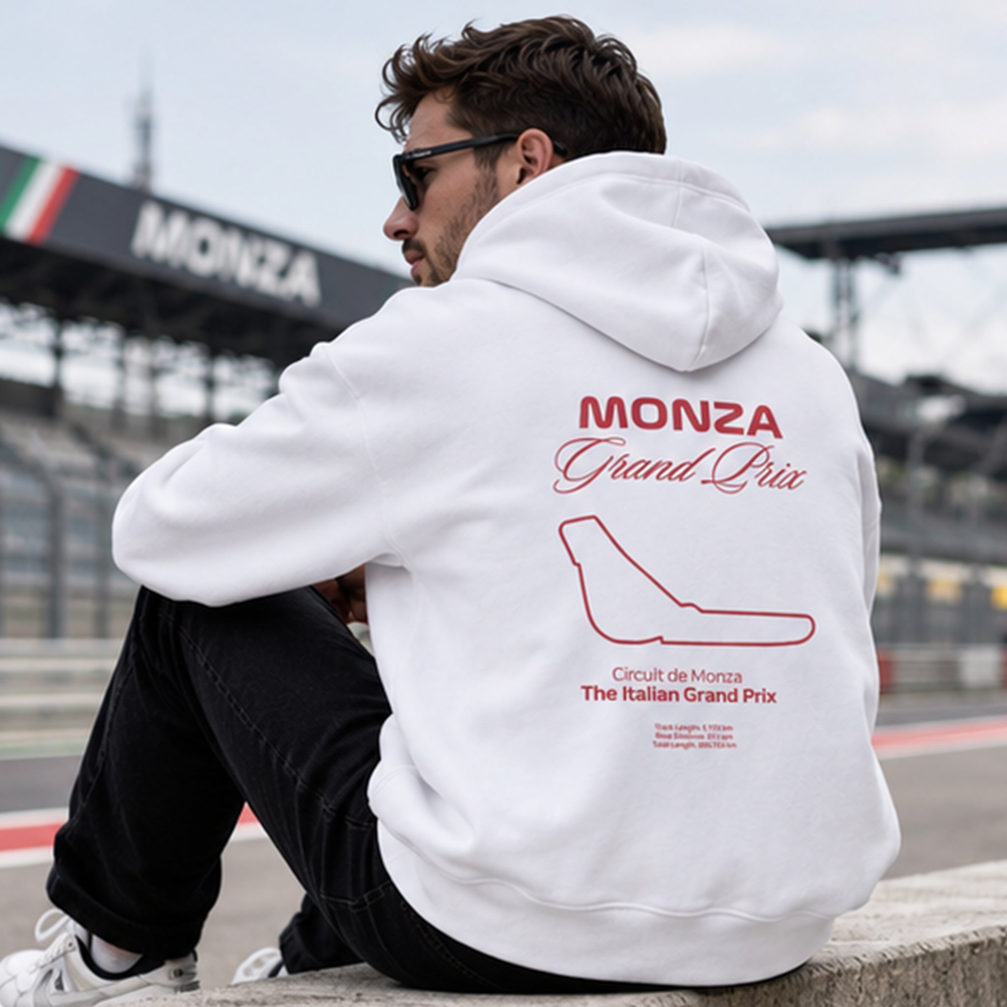 Monza Grand Prix Oversize Hoodie – Beyaz – model üzerinde arka görünüm