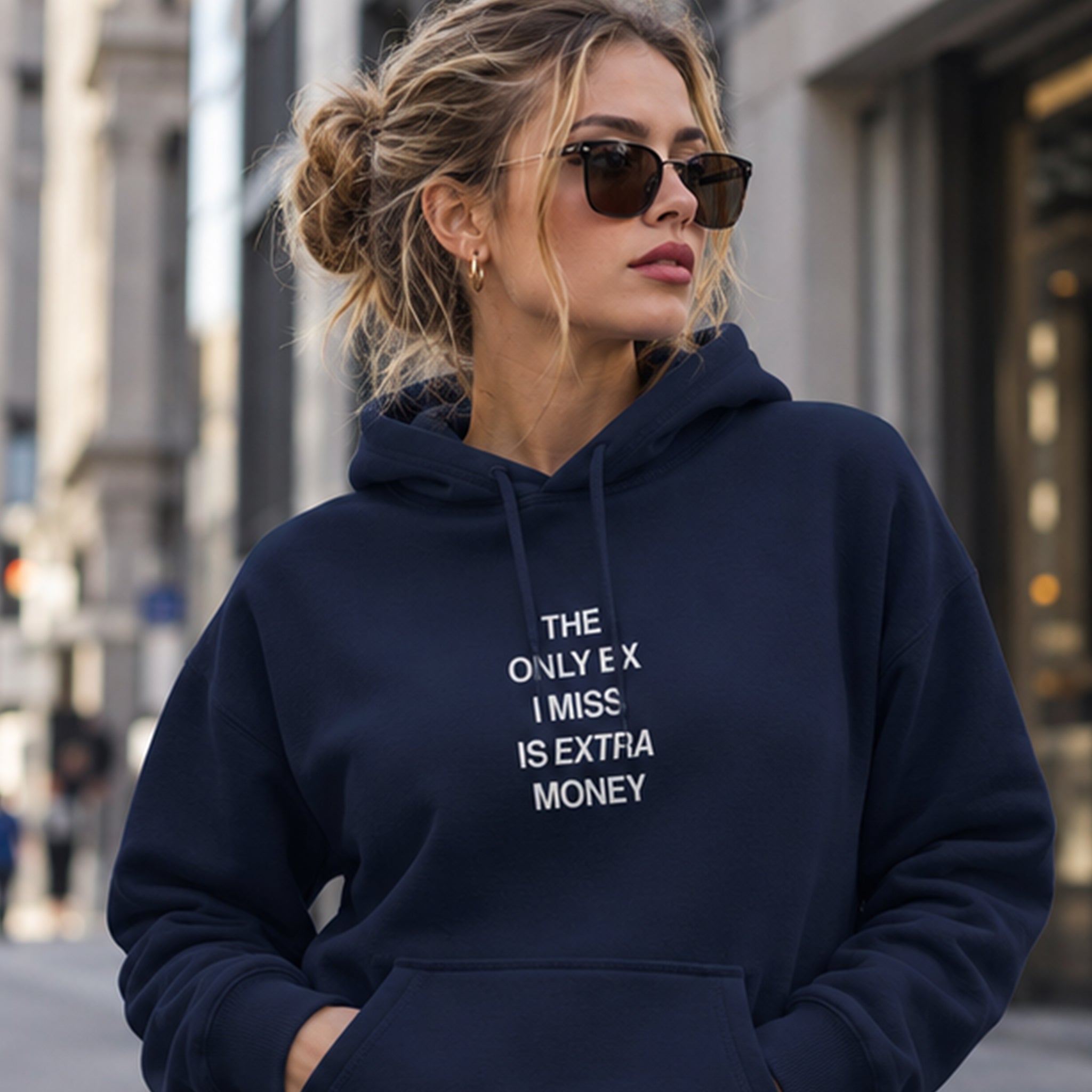 I Miss Is Extra Money Hoodie – Lacivert – model üzerinde ön görünüm