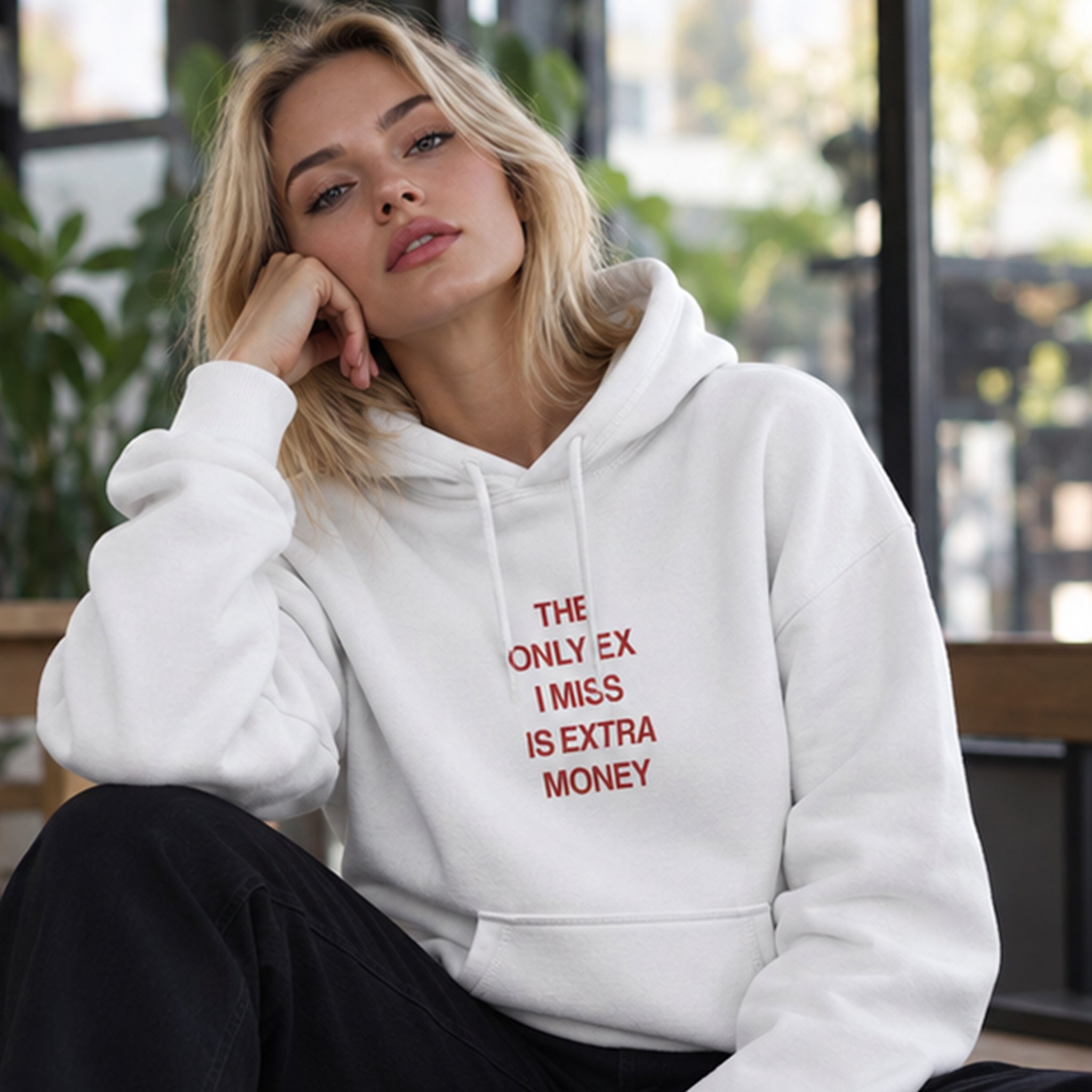 I Miss Is Extra Money Hoodie – Beyaz – model üzerinde ön görünüm