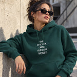 I Miss Is Extra Money Hoodie – Koyu Yeşil – model üzerinde ön görünüm