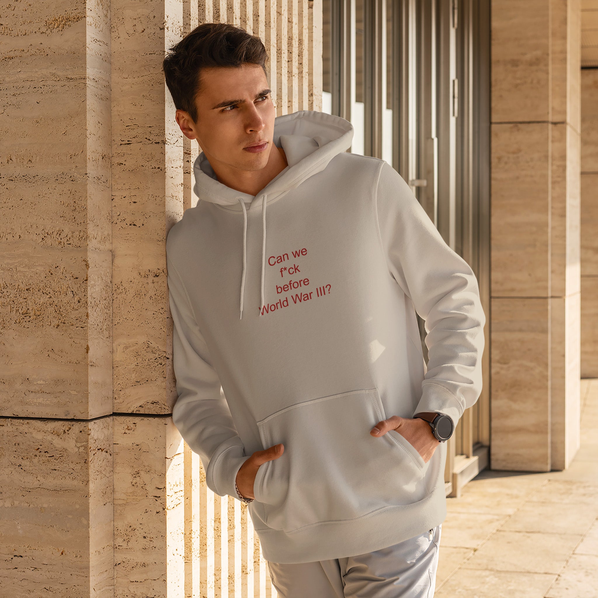 Before World War 3 Hoodie – Krem – model üzerinde ön görünüm