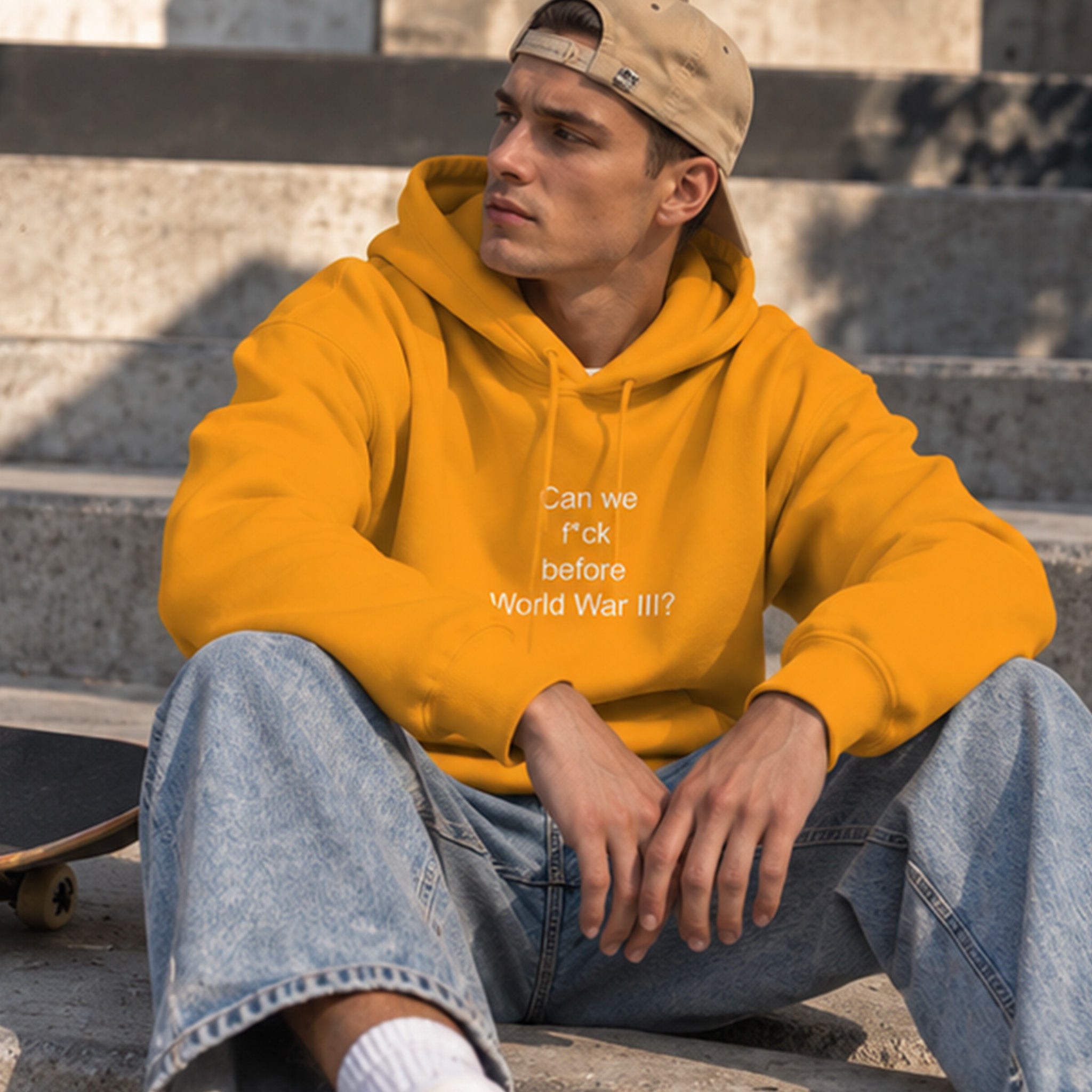 Before World War 3 Hoodie – Turuncu – model üzerinde ön görünüm
