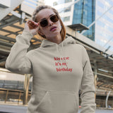 Kiss Me It's My Birthday Hoodie – Krem – model üzerinde ön görünüm