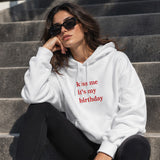 Kiss Me It's My Birthday Hoodie – Beyaz – model üzerinde ön görünüm