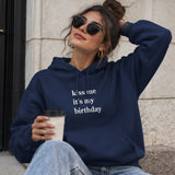Kiss Me It's My Birthday Hoodie – Lacivert – model üzerinde ön görünüm