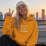 Kiss Me It's My Birthday Hoodie – Turuncu – model üzerinde ön görünüm