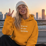 Kiss Me It's My Birthday Hoodie – Turuncu – model üzerinde ön görünüm